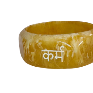 Brazalete Moderno de Resina con Diseño Marmoleado en Tono Miel Dorado, Caligrafía Blanca 'Karma' en Hindi, Diseño Glaseado Hecho a Mano, Duradero e Irregular - Product Image 2