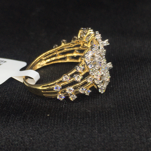 Bague en or 14 carats exquise avec diamant naturel et design floral de luxe pour des occasions de fête élégantes et des déclarations audacieuses - Product Image 2