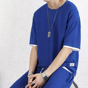 Conjunto de camiseta doble informal de poliéster de primera calidad para hombre para verano Paquete de camiseta de dos piezas con estampado de logotipo personalizado con colores y tamaños personalizados - Product Image 1