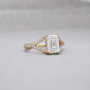 Anillo de compromiso con corte esmeralda de vástago dividido certificado IGI, banda pavé y halo oculto de diamantes - Product Image 3