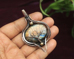 Pendentif vintage en forme de pyramide en laiton plaqué or, pierre de labradorite, bijoux de naissance, cadeau de mariage, fait à la main, prix de gros - Product Image 1