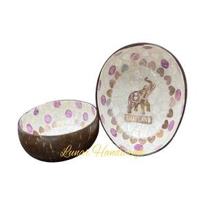 Mini ensemble de vaisselle en laque de noix de coco peinte à la main et légère aux couleurs personnalisables du Vietnam comprenant des bols et une cuillère - Product Image 1