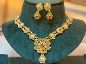 ชุดเครื่องประดับแฟชั่นสไตล์วินเทจดูไบชุบทอง24K ชุดดอกไม้มุกคลาสสิกสำหรับวันครบรอบ-สร้อยคอเข็มกลัดสีทองแดง - Product Image 4