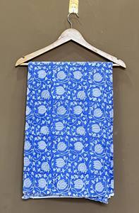 ผ้าฝ้ายพิมพ์ลายด้วยมือแบบอินดิโก้: ลายดอกไม้และเถาวัลย์แบบมุกฮาล ขายเป็นหลา - Product Image 2