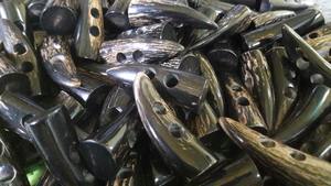 Botones de palanca de cuerno de búfalo Flatback de alta calidad con 2 agujeros, ideales para abrigos de prendas y proyectos artesanales - Product Image 3