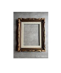 Marco de fotos de madera de inspiración antigua que evoca el encanto del mundo antiguo, espacios interiores con un toque nostálgico, decoración con acabado de madera artesanal. - Product Image 1