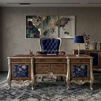 Canapé capitonné classique européen sur mesure avec structure en bois sculpté et assise en velours bleu pour villa, hôtel, salon