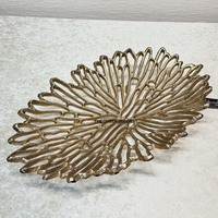 Plateau de service de forme ronde en métal en aluminium massif fait à la main de luxe avec poignée en feuilles d'or pour un usage commercial