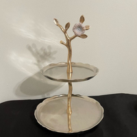 Plateau de service de luxe à 2 niveaux avec support en forme d'oiseau doré et plateau argenté, design moderne, écologique, pour la présentation de fruits et de desserts