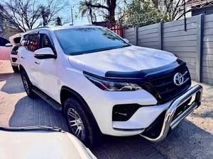 รถยนต์ฟอร์จูนเนอร์มือสอง ปี 2019-2026 รถ SUV 7 ที่นั่ง ไฟหน้า LED เกียร์อัตโนมัติ ยาง R20 ภายในตกแต่งด้วยหนัง พวงมาลัยซ้าย มีขาย - Product Image 2