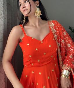 Conjunto Sharara de Georgette Hermoso y Elegante de Estilo Indio-Pakistaní, Traje Étnico Pesado de Color Naranja para Bodas y Fiestas para Mujer - Product Image 3