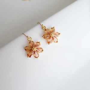 Pendientes de Aro Huggie con Circonita Color Champán, Plata de Ley 925 Chapada en Oro, Estilo Vintage, Regalo para Ella, Pendientes Verde Peridoto - Product Image 1