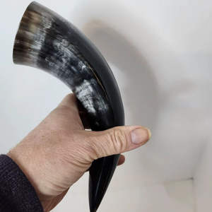 Cuerno tallado personalizado para beber, jarra de cerveza de búfalo vikingo natural hecha a mano por Crescent Crafts - Product Image 1