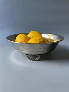 Bol de service en aluminium rustique avec texture antique adapté aux cuisines traditionnelles et aux repas de vacances intérieurs de ferme - Product Image 2