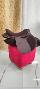 Sillín de equitación inglés profesional de cuero sintético con armazón de madera y doble banda de vientre para equitación de resistencia - Product Image 6