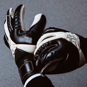 Gants de gardien de but unisexes de haute qualité, légers, de conception haut de gamme, personnalisés, pour hommes et femmes, gants de gardien de but d'entraînement OEM - Product Image 1
