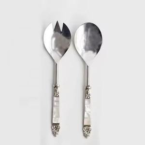 Serveurs de salade décoratifs en métal avec un design de luxe blanc servant le dîner cuillère à salade de restaurant fourchette avec poignée en nacre - Product Image 2
