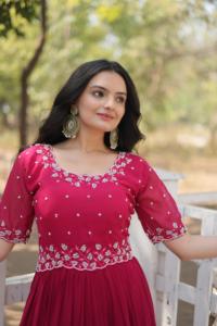 Vestido de cuello redondo de trabajo bordado con cuentas de imitación de diseñador Premium para mujer, colección de vestidos de boda a la venta - Product Image 6