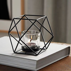 Portavelas de metal único con diseño artístico que agrega belleza y elegancia a los espacios del comedor y la sala de estar - Product Image 1