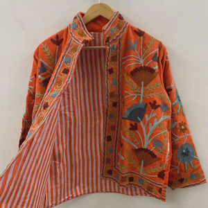 Chaqueta corta de terciopelo bordada Suzani, abrigo llamativo, blazer de terciopelo, chaqueta unisex, regalo para esposa, bolero nupcial. - Product Image 1