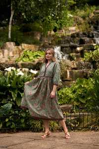 Robe midi bohème Harriet en pur coton, imprimé floral vert et rouge fait main, mode éthique - Product Image 5