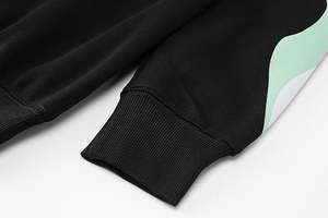 Sudadera con Capucha de Forro Polar Negro para Hombre, Corte Regular, con Estampado Digital Bordado y Diseño de Hombros Caídos - Product Image 3