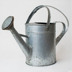 Canette galvanisée ergonomique avec poignée supérieure arquée élégante et conception de coulée résistante aux éclaboussures - Product Image 5