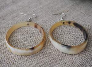 Pendientes de Cuerno de Búfalo Blanco de Diseño Exclusivo, Hechos a Mano por Mehak Impex, Pulidos con Cuidado - Product Image 6