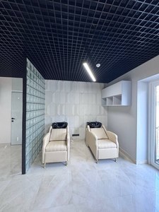 Moderna y Lujosa Cama Reclinable para Lavado de Cabello en Cuero Sintético Blanco con Reposapiés Ajustable y Lavabo de Cerámica Negra para Salón de Belleza - Product Image 3