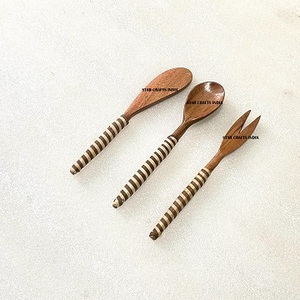 Venta al por mayor SCI 2024 Tipo portátil hecho a mano Vajilla más popular Juego de cubiertos de madera y mimbre Cocina Cubiertos de madera de alta calidad - Product Image 1