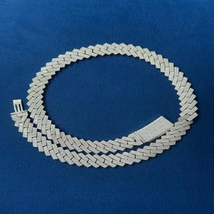 Chaîne cubaine en diamant Moissanite de finition de luxe avec une brillance longue durée sans rouille, parfaite pour les événements de mode, les anniversaires et les vêtements quotidiens - Product Image 1
