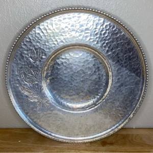 Plateau de service rond en aluminium martelé, motif en relief de tulipe, décoration d'intérieur du milieu du siècle, plat en métal forgé à la main, objet de collection - Product Image 2