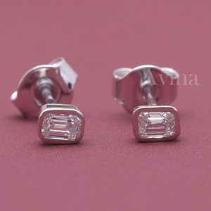 Boucles d'oreilles solitaires en or 18 carats avec diamant de laboratoire certifié IGI taille émeraude serti clos - Product Image 1