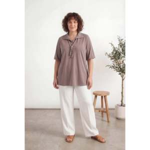 เสื้อเบลาส์โมดอลไซส์ใหญ่พร้อมเนคไทมิงค์ - Product Image 3