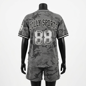 Ensemble short de baseball pour femme en polyester interlock gris, noir et camouflage, avec broderie chenille et logo personnalisé - Product Image 2