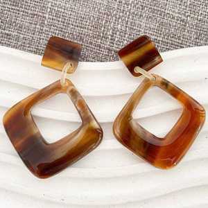 Boucles d'oreilles en corne de buffle d'inspiration tribale pour les femmes bohèmes qui adorent les bijoux légers et originaux fabriqués à partir de matériaux naturels. Artisanat naturel. - Product Image 3