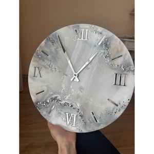 Horloge murale moderne en résine époxy argentée et grise - 12x12 18x18 24x24 pouces - Product Image 1