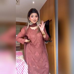 Conjunto Premium de 3 Piezas de Kurti, Sharara y Dupatta de Georgette Sintética Pesada con Bordado a Mano, al por Mayor y a Precio Económico - Product Image 5