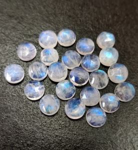 มูนสโตนสีรุ้งธรรมชาติ ทรงกลมเจียระไนแบบโรสคัท 5 มม. คุณภาพดี มีประกายสีฟ้าสวยงาม - Product Image 3