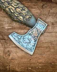 Hache viking haut de gamme en acier à haute teneur en carbone forgé à la main avec gravure manuelle, pour l'extérieur, avec étui en cuir fin - Product Image 5