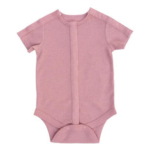 ชุดบอดี้สูทผ้าฝ้าย 100% สีชมพูอ่อน สำหรับเด็กแรกเกิด ไซส์ 4T แบบยูนิเซ็กซ์  ใส่ได้ทุกโอกาส  รองรับการใส่สาย G-Tube และสายสวน  เหมาะสำหรับเด็กที่ต้องอยู่ในห้อง NICU/PICU  ชุดแบบปรับได้ - Product Image 1
