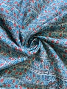 Tela de Algodón Estampada a Mano con Diseño de Rayas Paisley en Azul Índigo, Azul Cielo y Rojo - Product Image 2