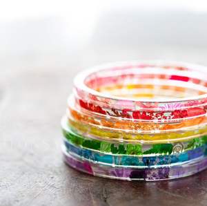 Conjunto de pulsera de resina redonda con estilo en acabado de mano multicolor listo para la boda para la fiesta - Product Image 2