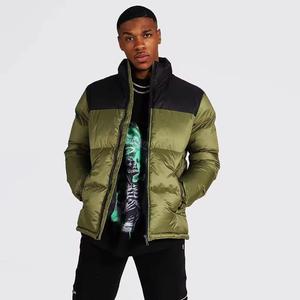 Vente en gros Veste d'hiver matelassée pour hommes avec logo personnalisé Vêtements d'extérieur de couleur unie, chauds et épais, à capuche et à l'avant de style formel - Product Image 2