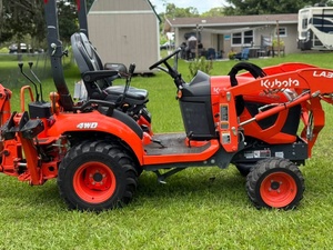 Tracteur compact Kubota BX23S avec chargeur arrière et pelle hydraulique pour travaux agricoles - Product Image 4