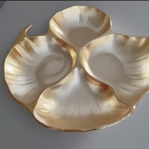 Elégante plaque de présentation en aluminium verre serveur de fruits secs conception à trois feuilles finition or antique fabrication artisanale de luxe décorative - Product Image 3