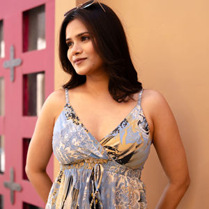 Vestido Mini con Estampado Ornamental Azul y Dorado, Falda Escalonada, Estilo Bohemio, Vestido de Verano, Atuendo Corto para Vacaciones, Estilo Vintage, Vestido Petite - Product Image 1