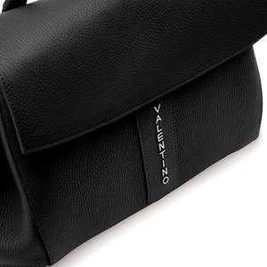 Bolso de Negocios para Dama de MARIOVALENTINO, Color Negro, con Cubierta de Cuero Martellato, Cierre de Solapa, Hecho en Italia - Product Image 6