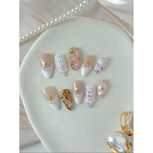Pearl Sonata Press on Nail : Design élégant et chic pour les passionnés de nail art - Product Image 3