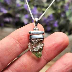 Collier Moldavite avec pendentif en moldavite véritable et conception de bijoux Tektite Météorite authentique - Product Image 4